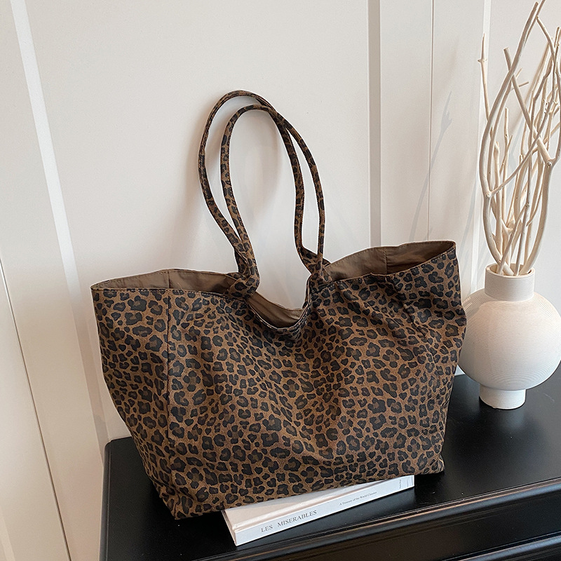 Embroidery Texture - Modna torba typu tote z panterką,