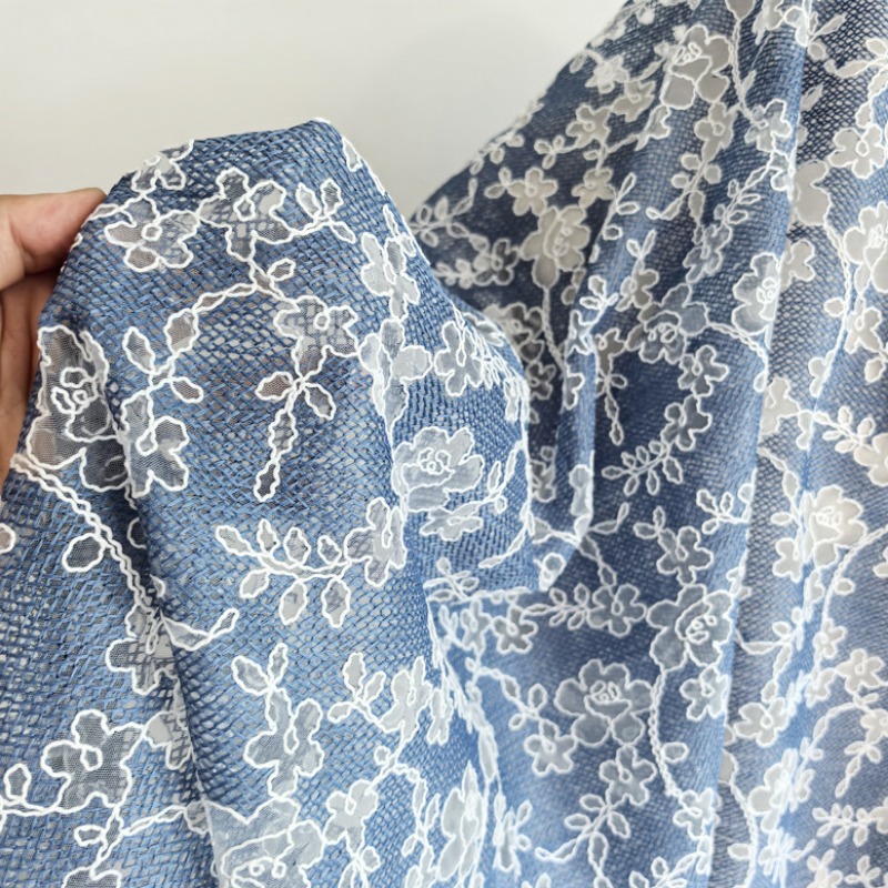 Embroidery Flower Pattern - Tkanina tiulowa z haftem kwiatowym, niebieska