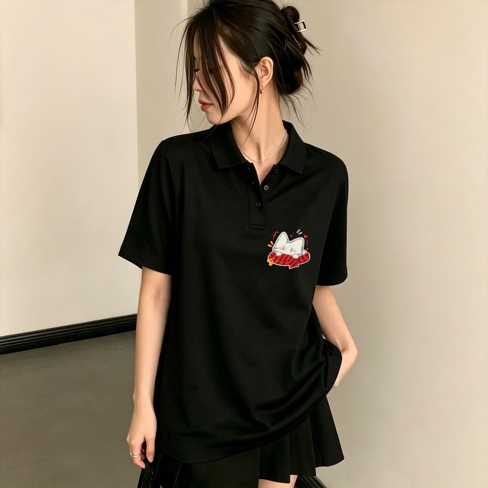 Embroidery On Black Shirt - Damska czarna koszulka polo z kołnierzykiem,
