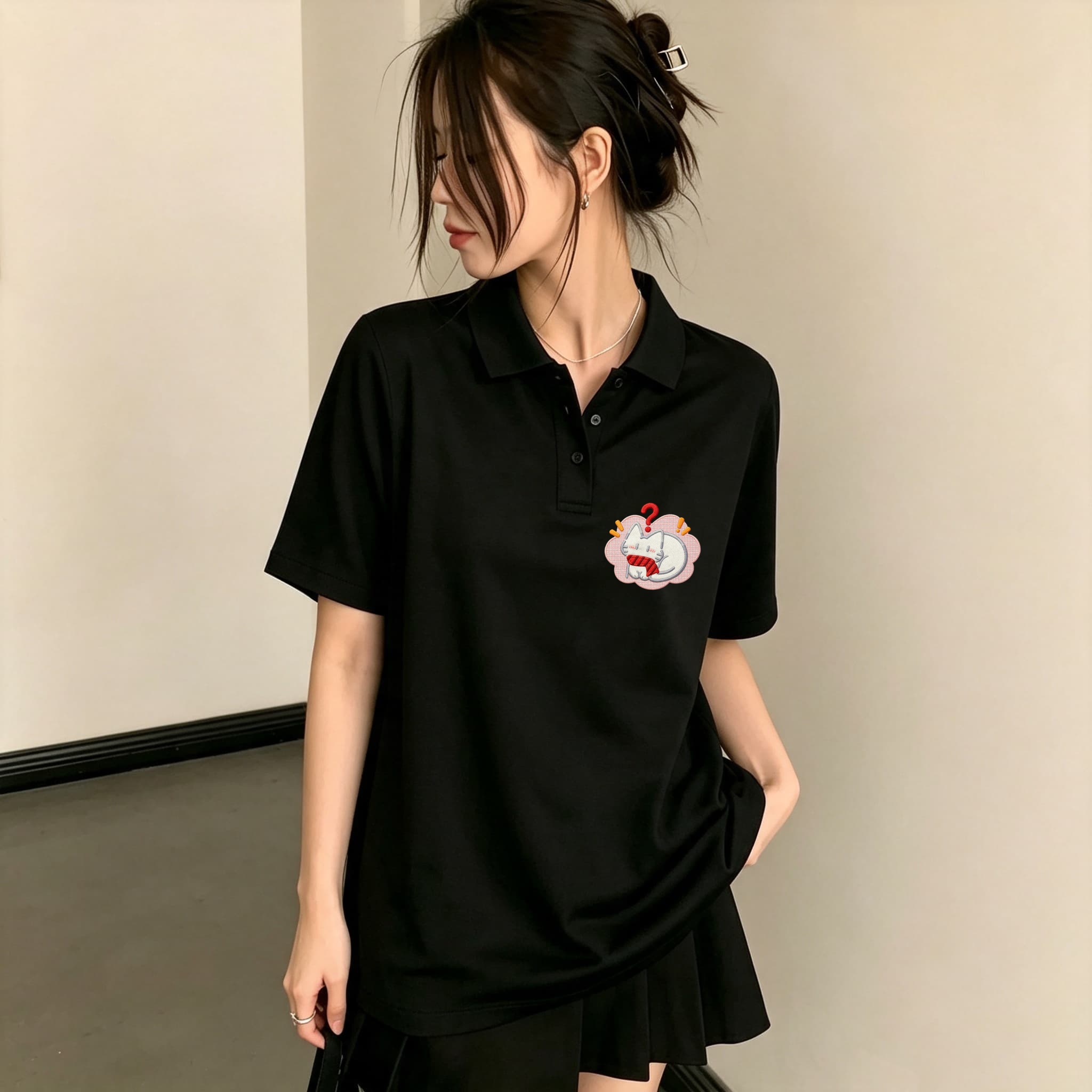 Embroidery On Black Shirt - Damska czarna koszulka polo z kołnierzykiem,