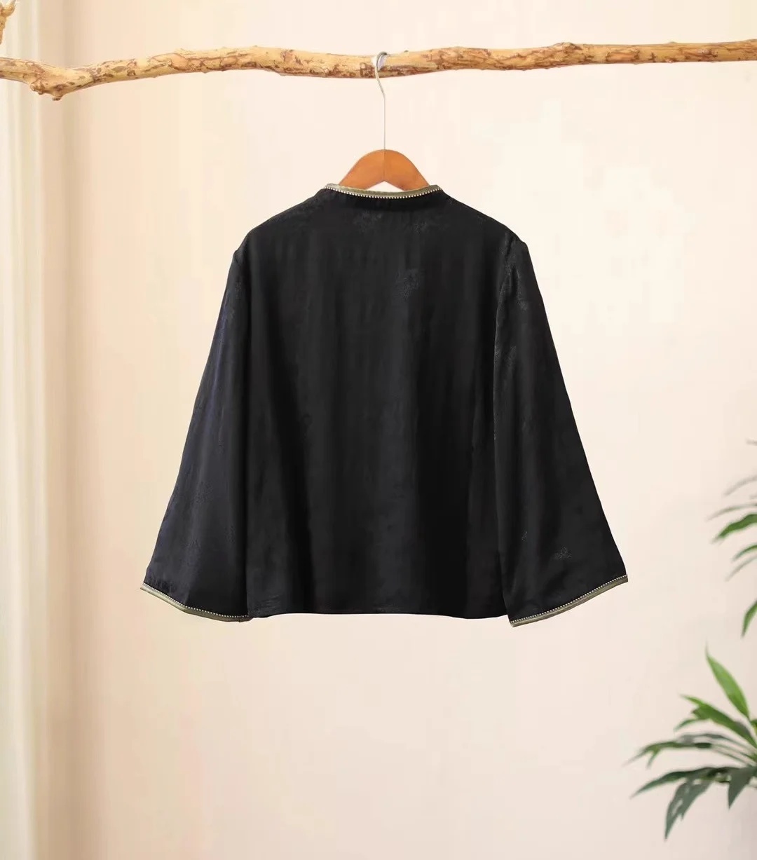 Luksusowa wiosenna bluzka dams – Embroidery On Black Shirt recenzja i cena